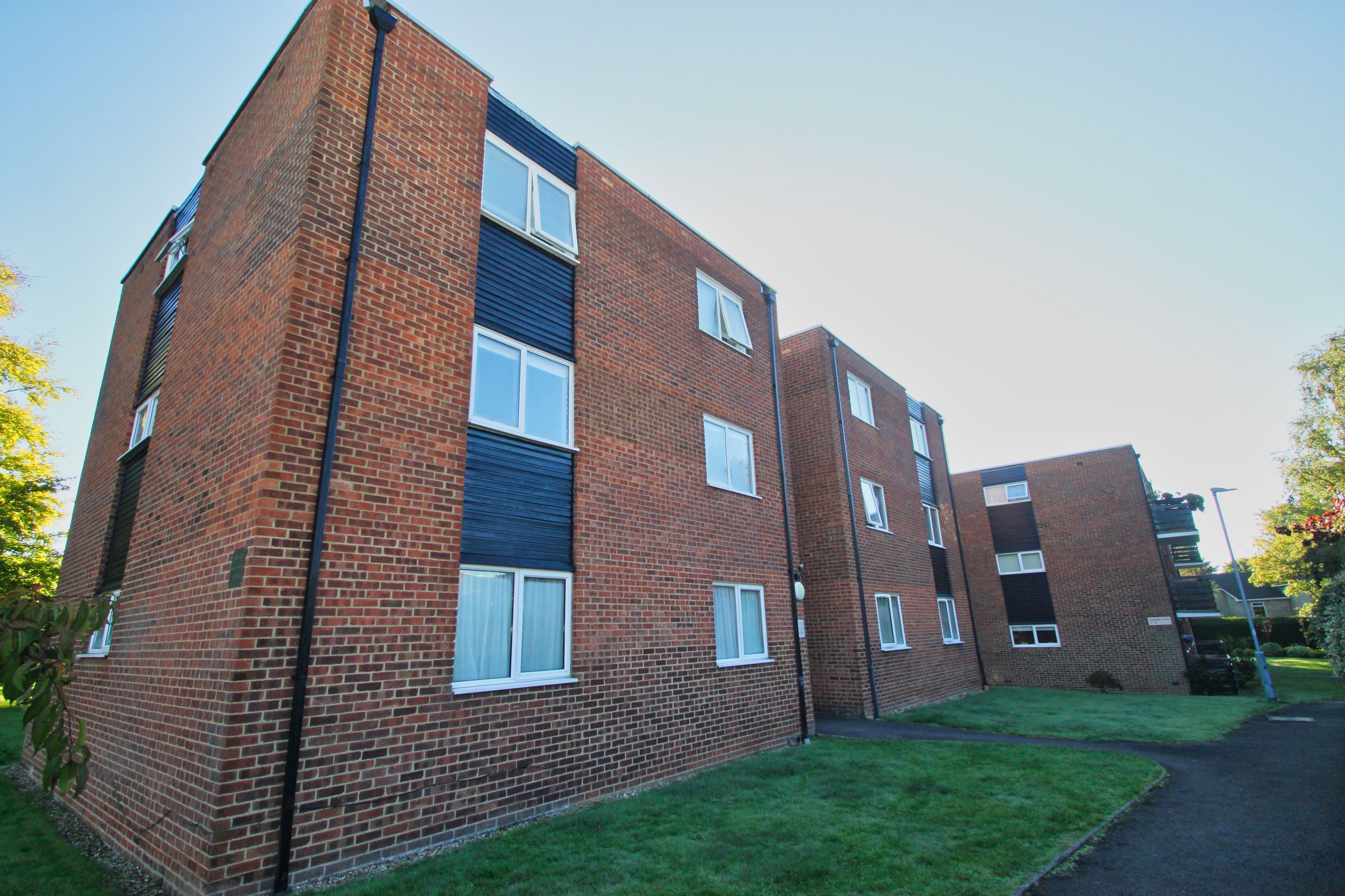 2 bed flat for sale in Parkmore Close, Woodford Green IG8 Zoopla