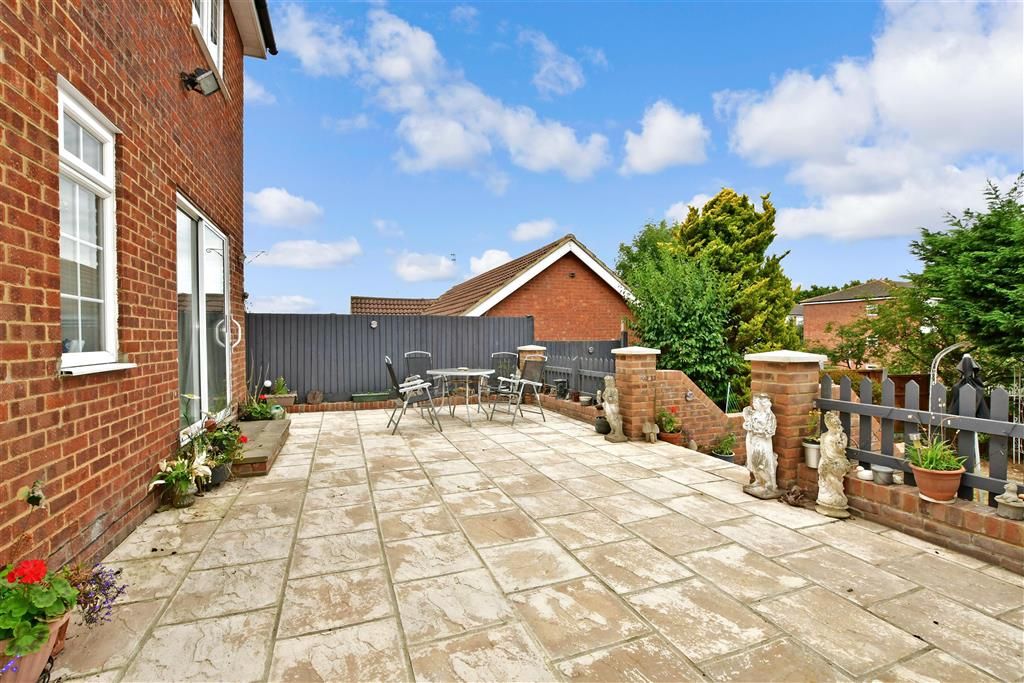 3 bed detached house for sale in Kingsdown Close, Basildon, Essex SS13