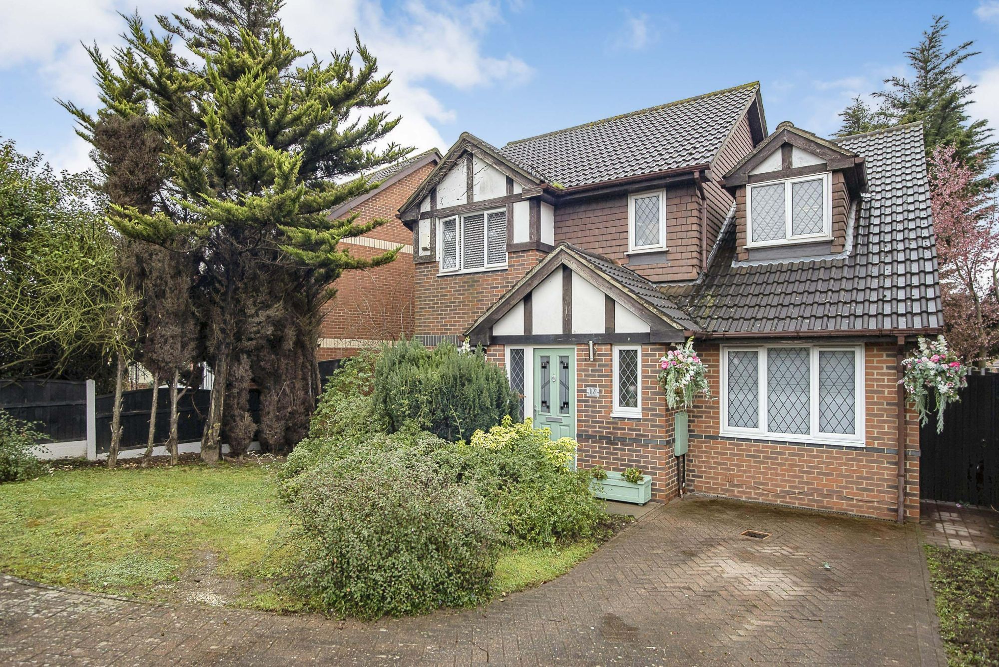 5 bed detached house for sale in Drake Road, Chafford Hundred, Grays