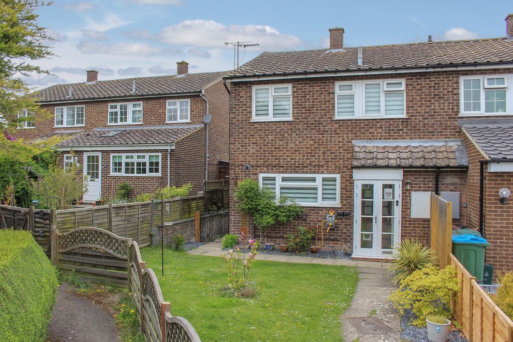 3 bed semidetached house for sale in Berryfields, Cheddington