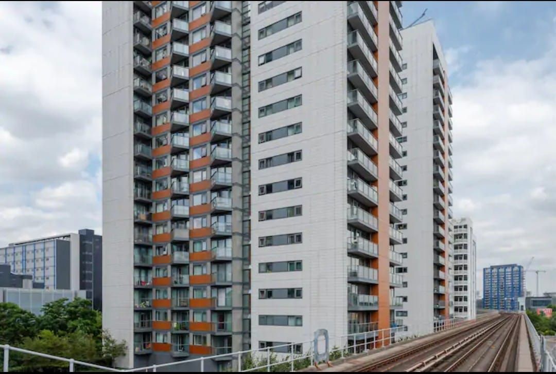 1 bed flat to rent in Proton Tower, Blackwall Way, Canary Wharf E14