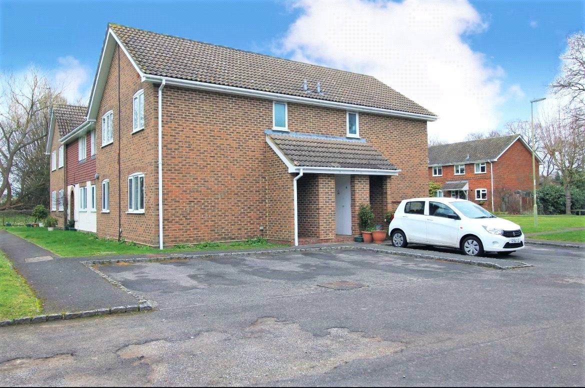 1 bed flat for sale in Swan Way, Church Crookham, Fleet, Hampshire GU51