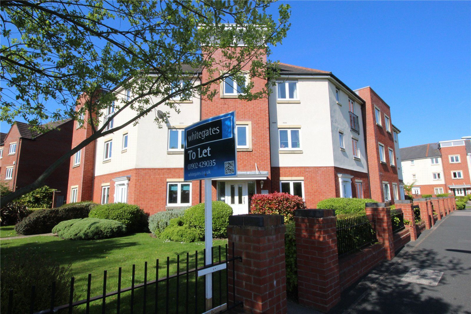 2 bed flat to rent in Rothesay Gardens, Lanesfield, Wolverhampton WV4
