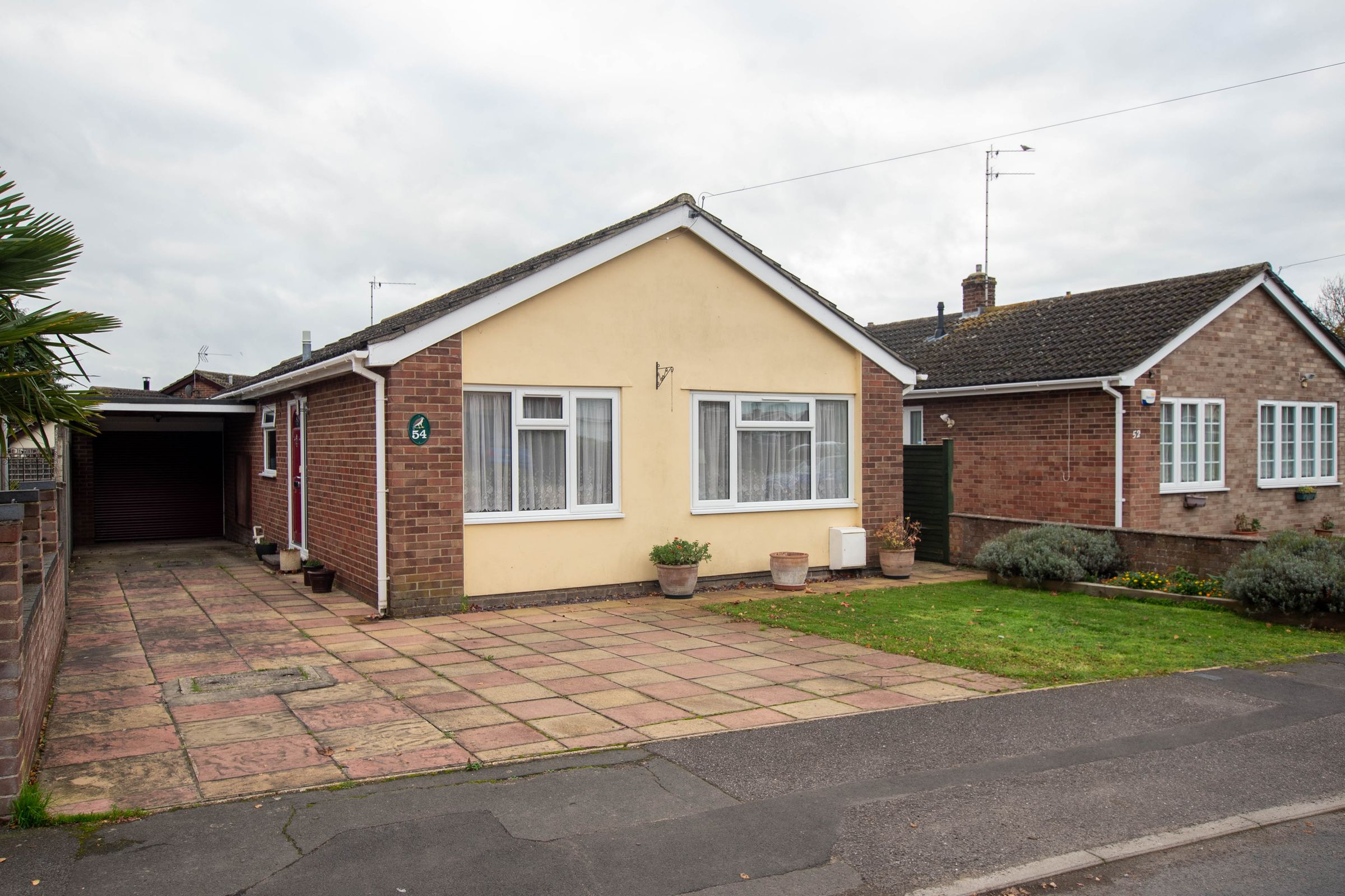 2 bed detached bungalow for sale in Brinkinfield Road, Chalgrove