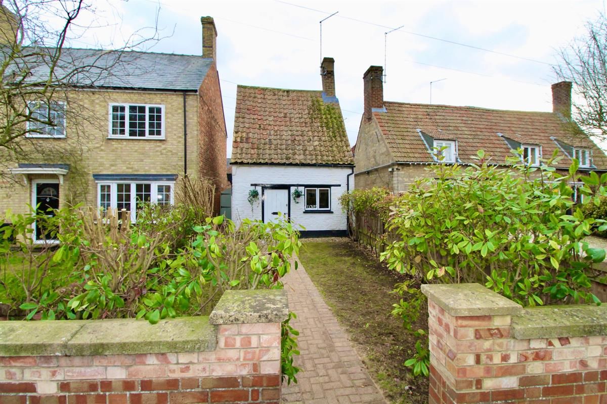 2 bed detached house to rent in Church Street, Werrington, Peterborough