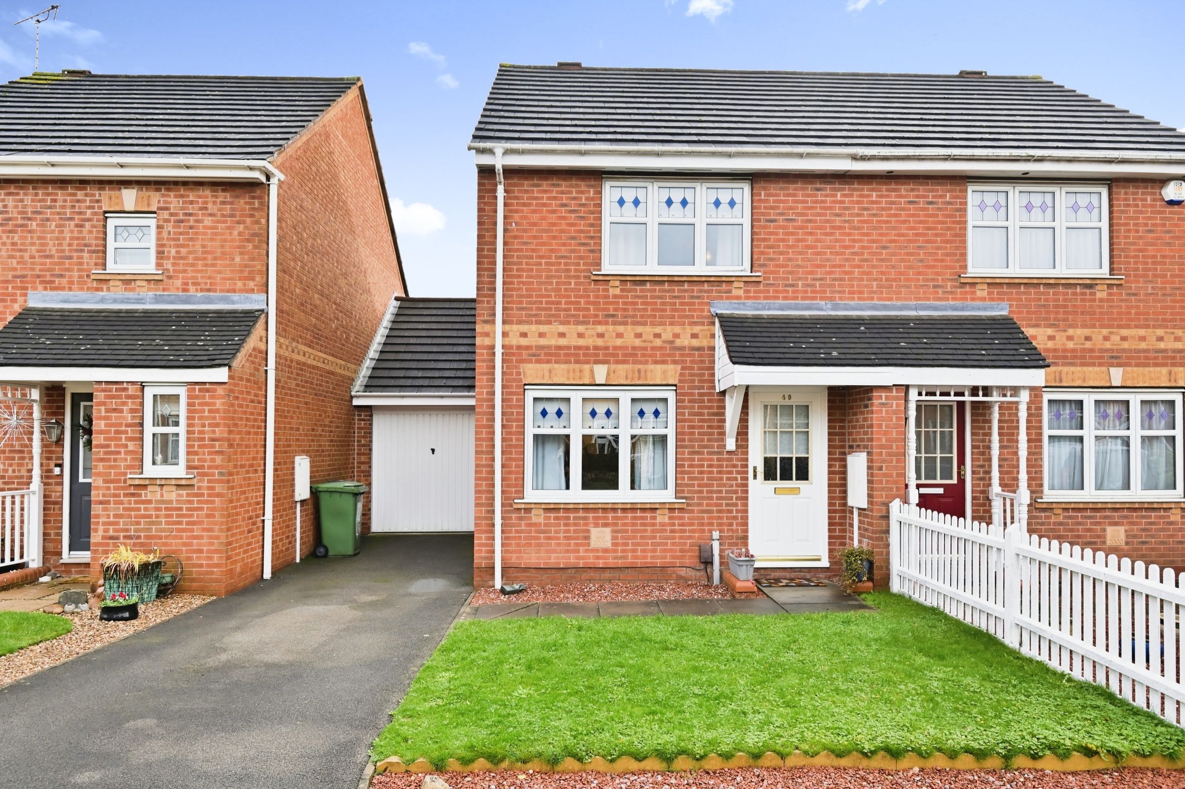 3 bed semidetached house for sale in Gavin Close, Thorpe Astley