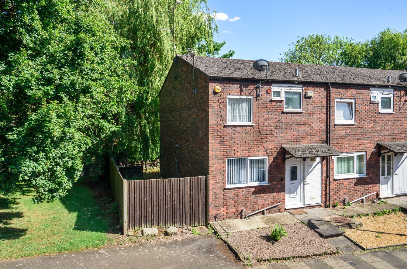 3 bed end terrace house for sale in Braybourne Close, Uxbridge