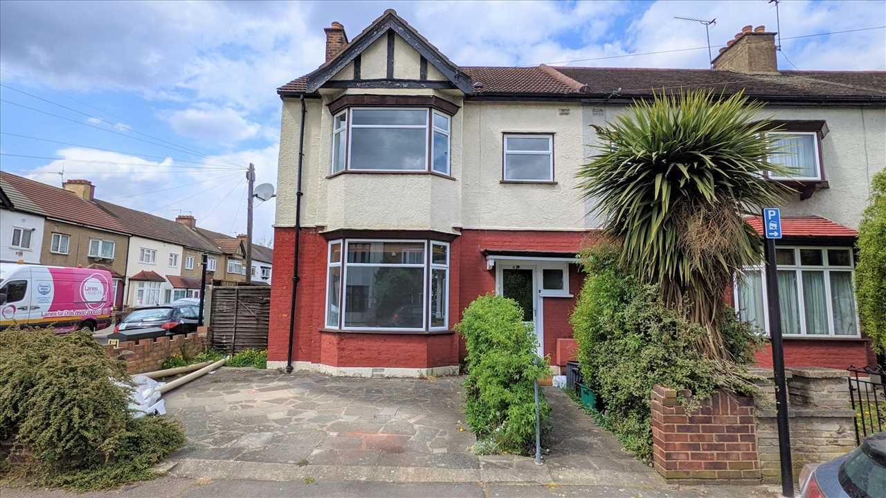 3 bed end terrace house to rent in Cranley Drive, Ilford IG2 Zoopla