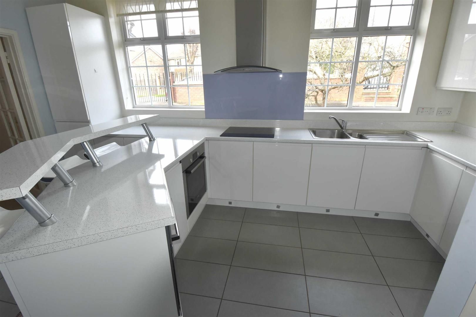 2 bed detached bungalow to rent in Broadfield Road, Knowle, Bristol BS4