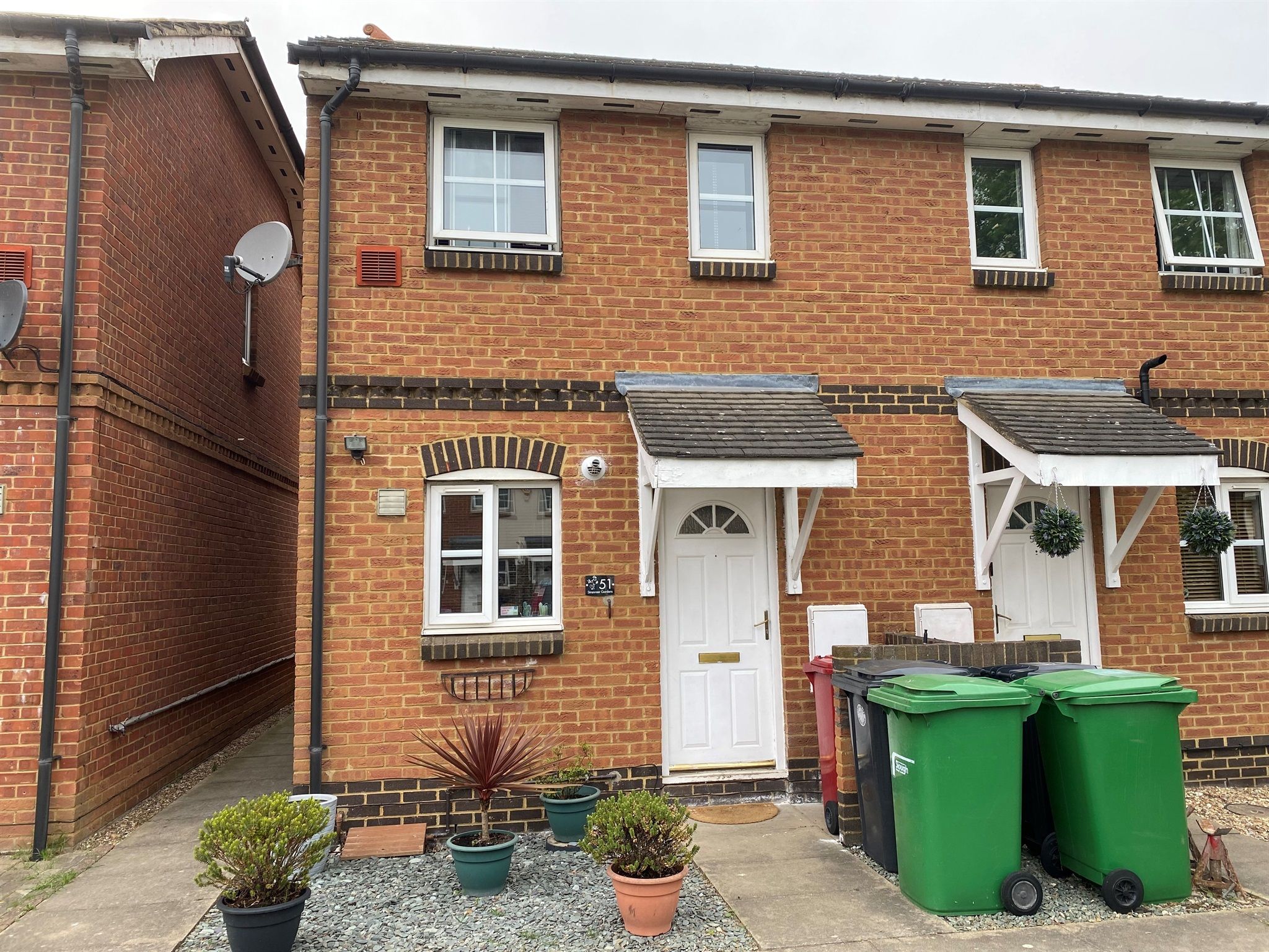 2 bed end terrace house for sale in Stranraer Gardens, Slough SL1 Zoopla