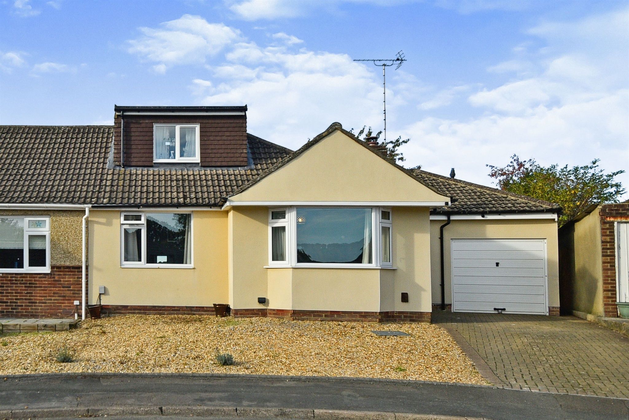 3 bed semidetached bungalow for sale in Riverdale Close, Swindon SN1