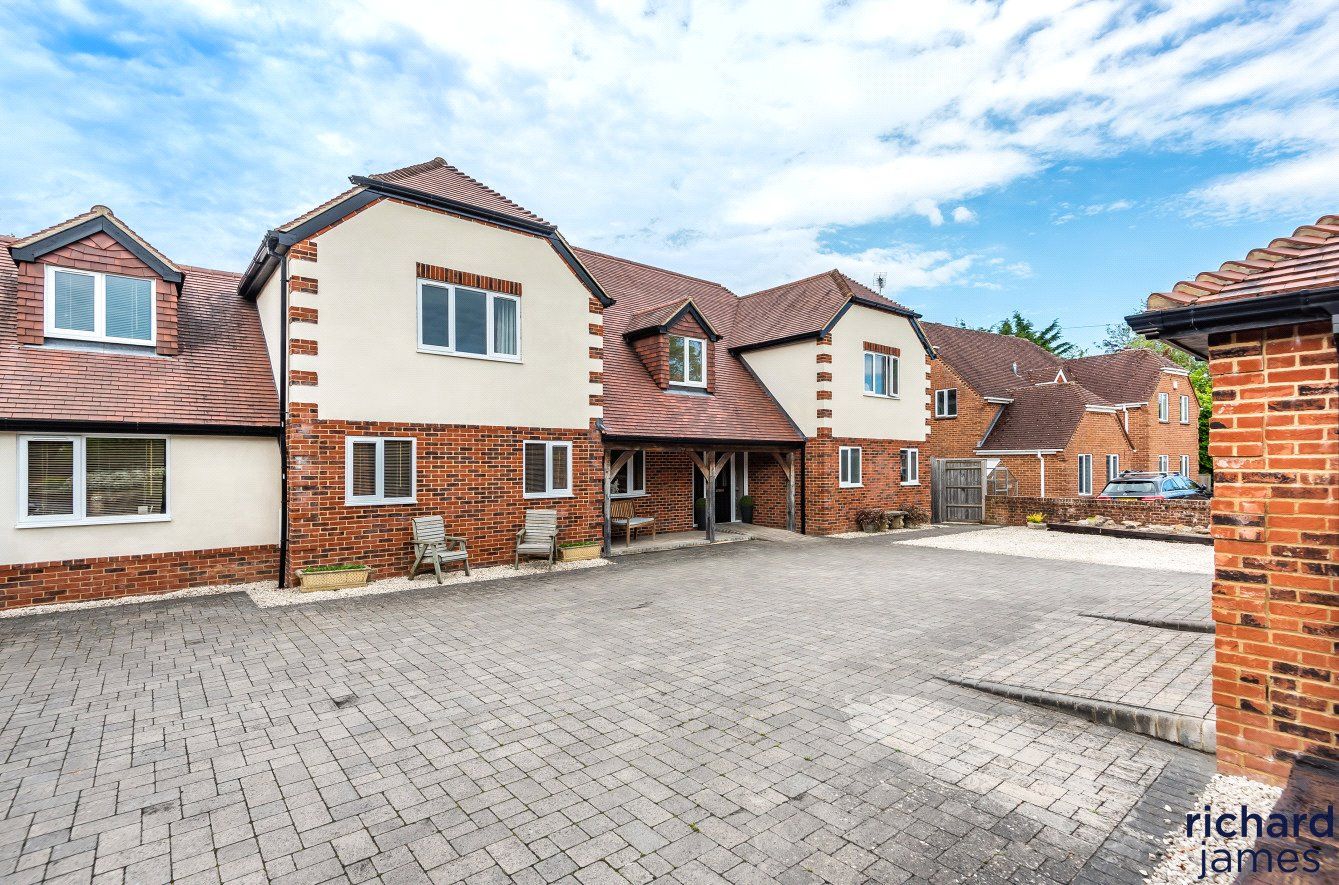 6 bed detached house for sale in Slipper Lane, Chiseldon, Wiltshire SN4