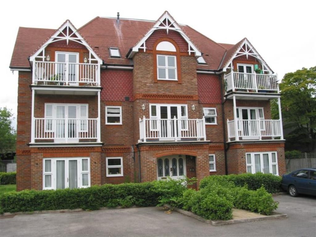 2 bed flat to rent in The Grange, Gresham Road, Staines, Middlesex TW18