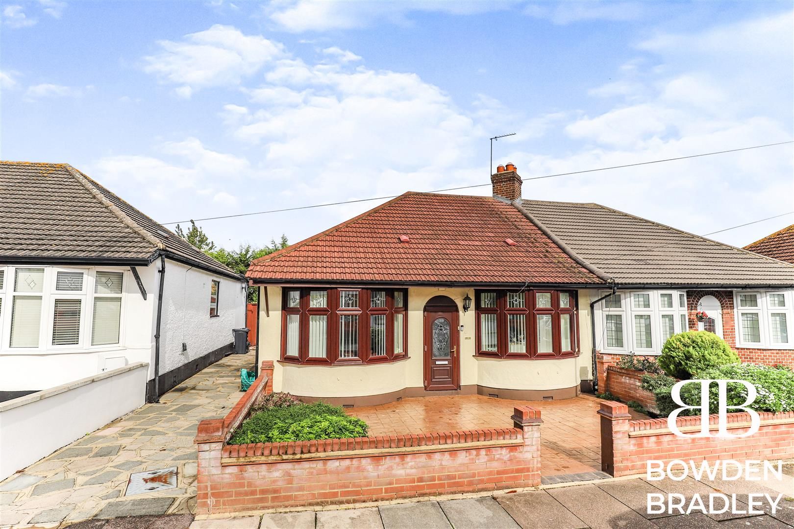 2 bed semidetached bungalow for sale in Tunstall Avenue, Ilford IG6 Zoopla