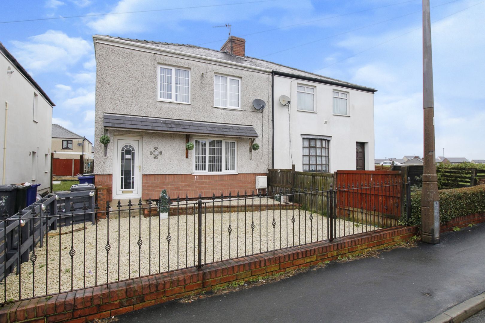 3 bed semidetached house for sale in Airstone Road, Askern, Doncaster