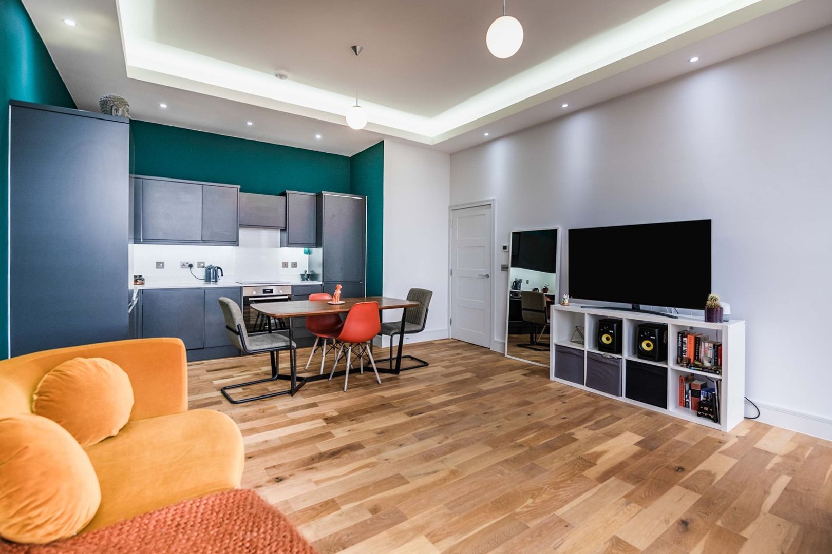 706 High Road, North Finchley N12