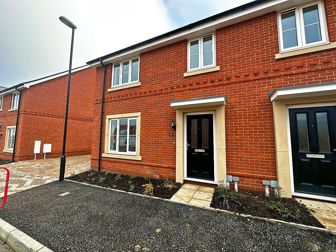 4 bed semidetached house to rent in Fire Station Road, Aldershot GU11