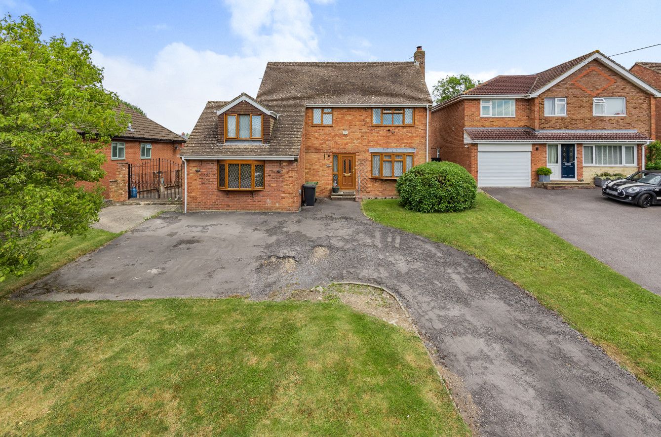 6 bed detached house for sale in Marlborough Road, Wroughton, Wiltshire