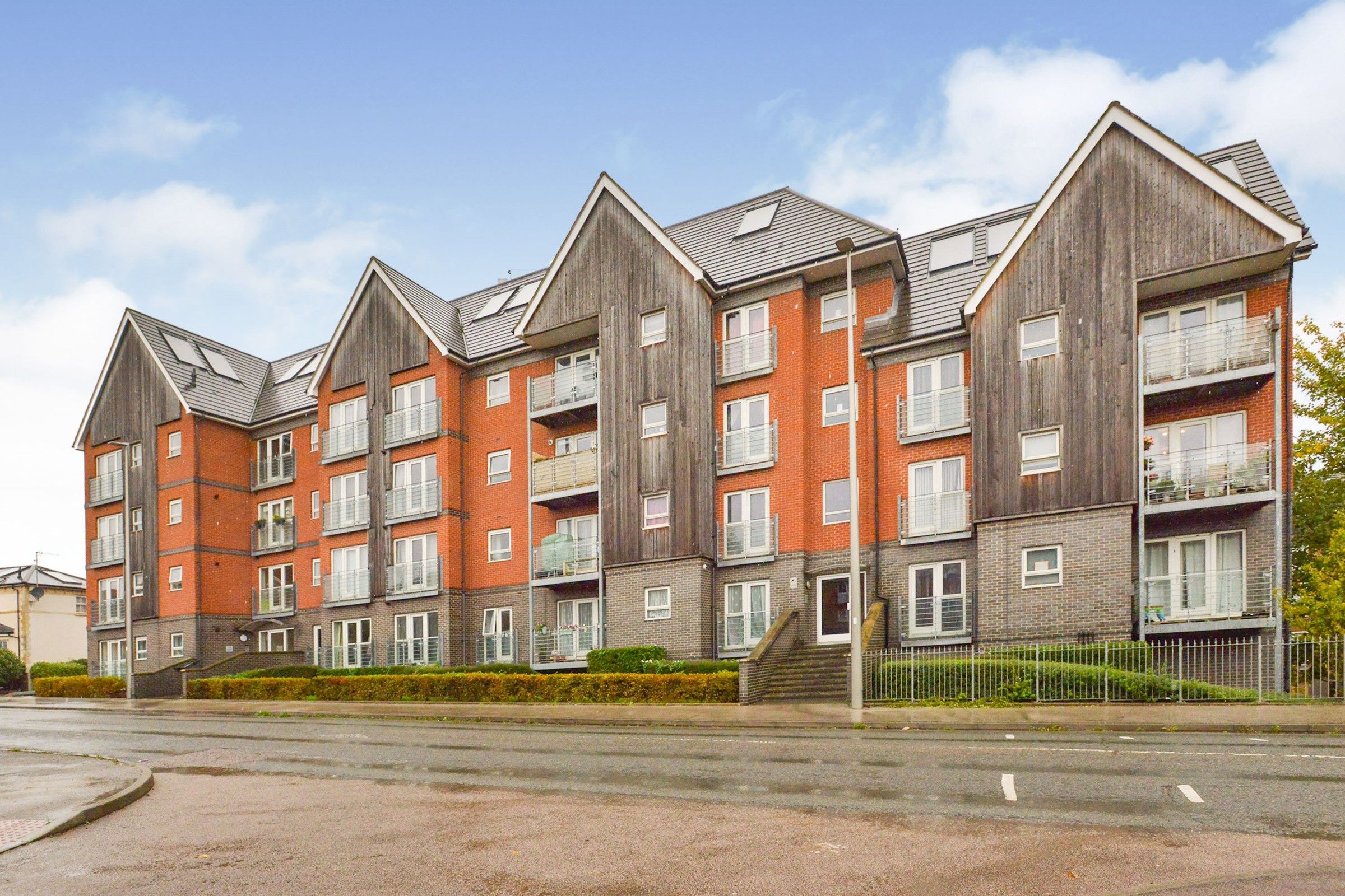 2 bed flat for sale in Watling Street, Bletchley, Milton Keynes, Buckinghamshire MK2 Zoopla