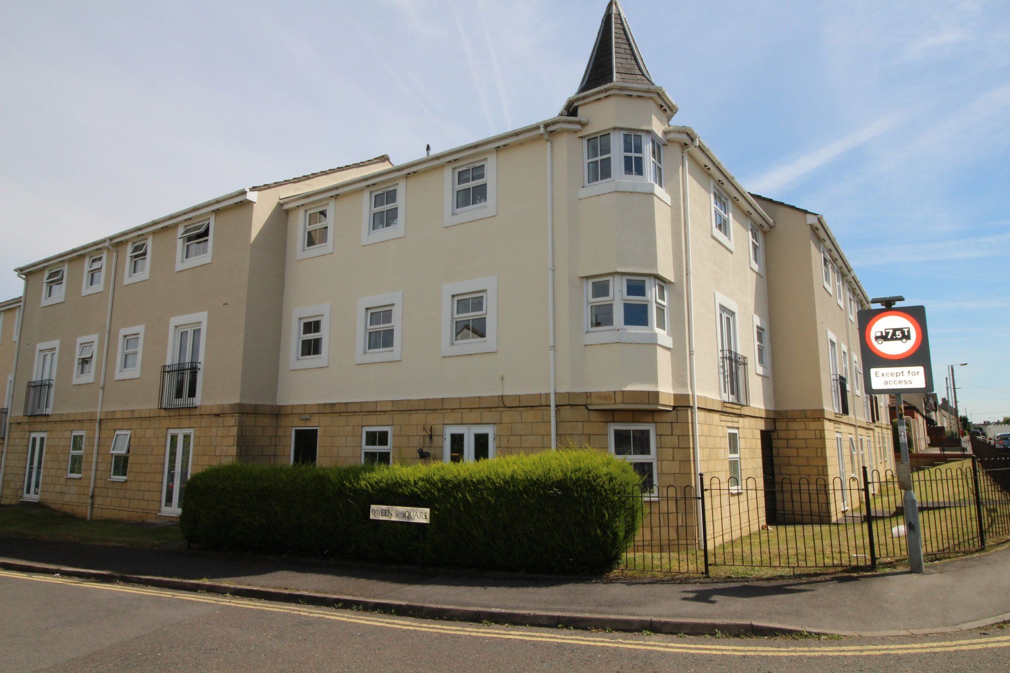 2 bed flat to rent in Queens Square, Chippenham SN15 Zoopla