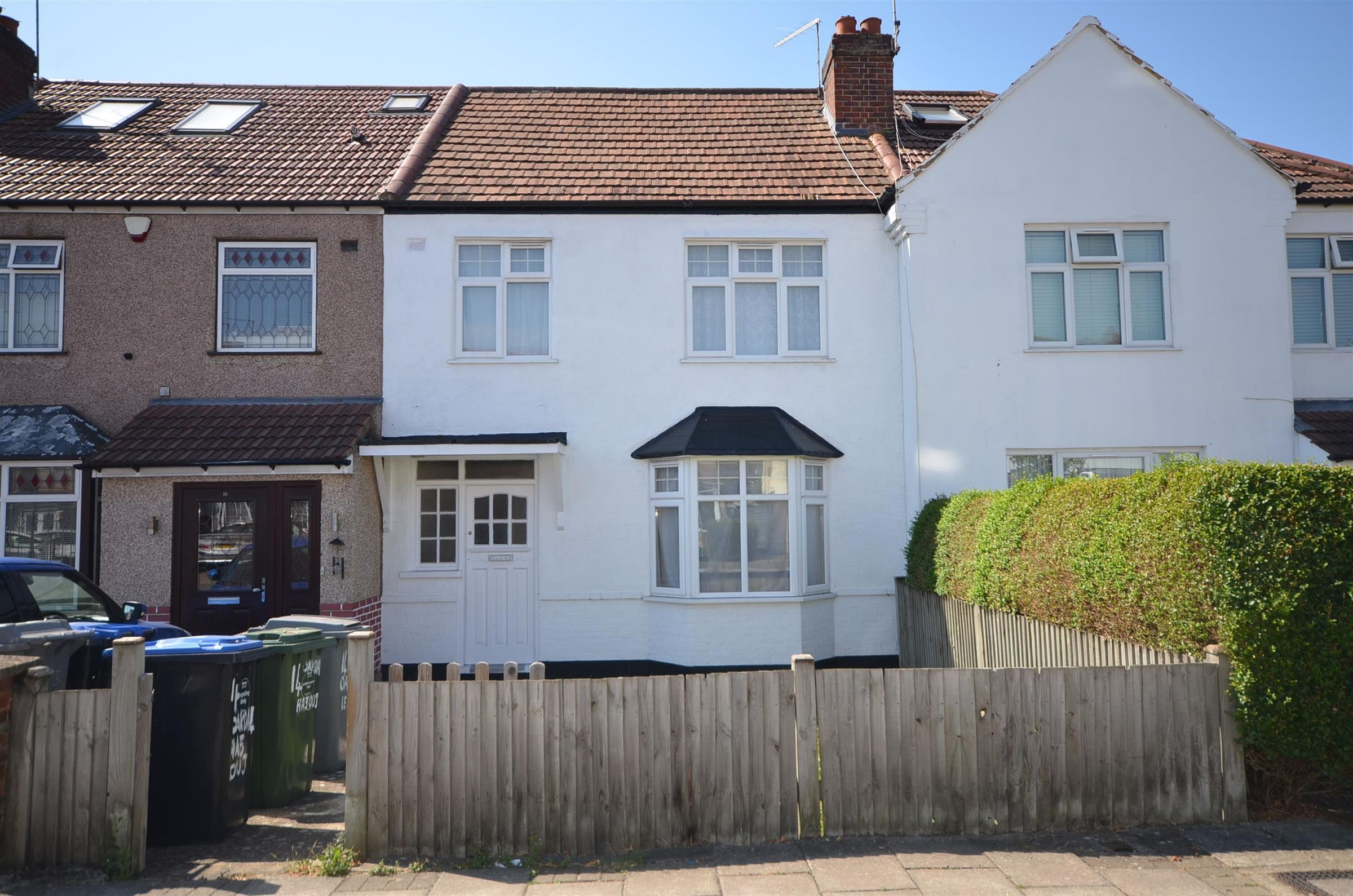 3 bed terraced house to rent in Oakdale Avenue, Kenton, Harrow