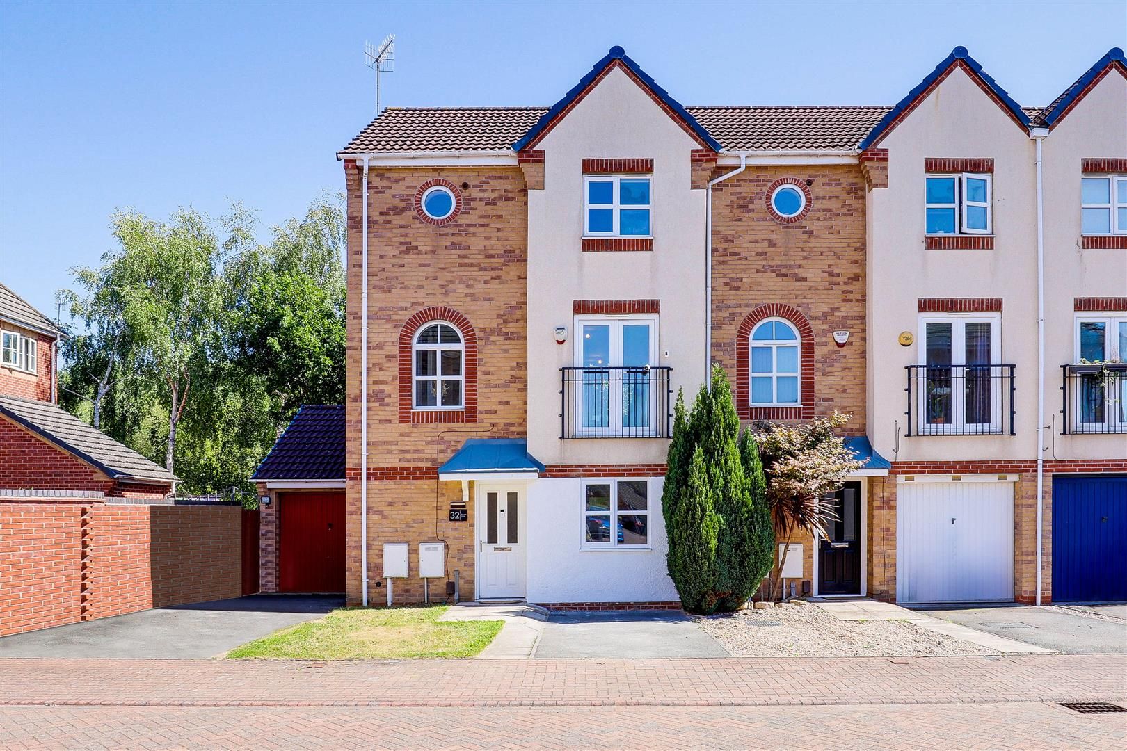 3 bed town house for sale in Pagett Close, Hucknall, Nottinghamshire