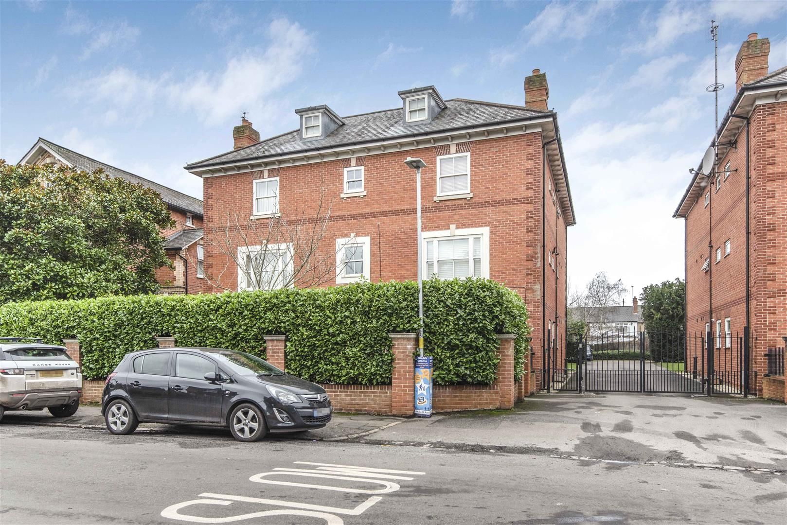 2 bed flat for sale in Brownlow Road, Reading RG1 Zoopla