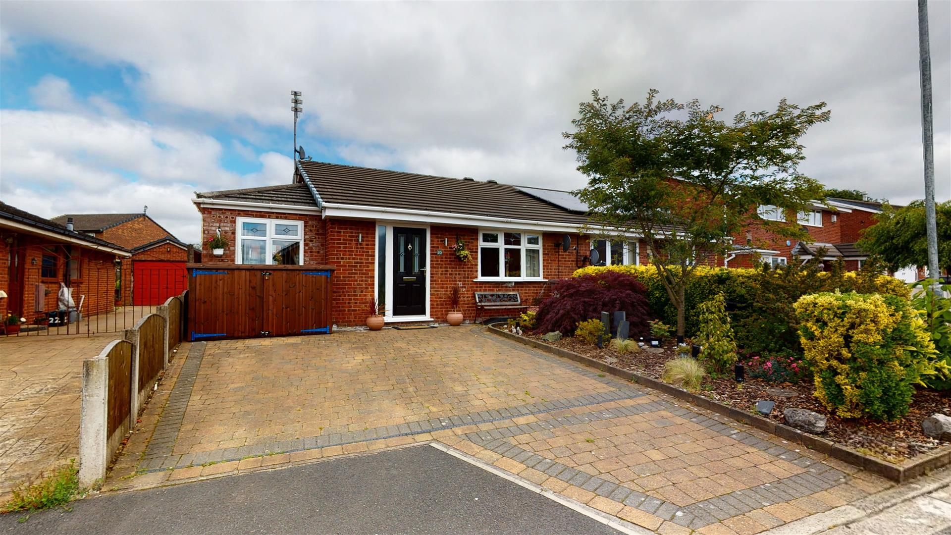 4 bed semidetached bungalow for sale in Aviemore Close, AshtonIn