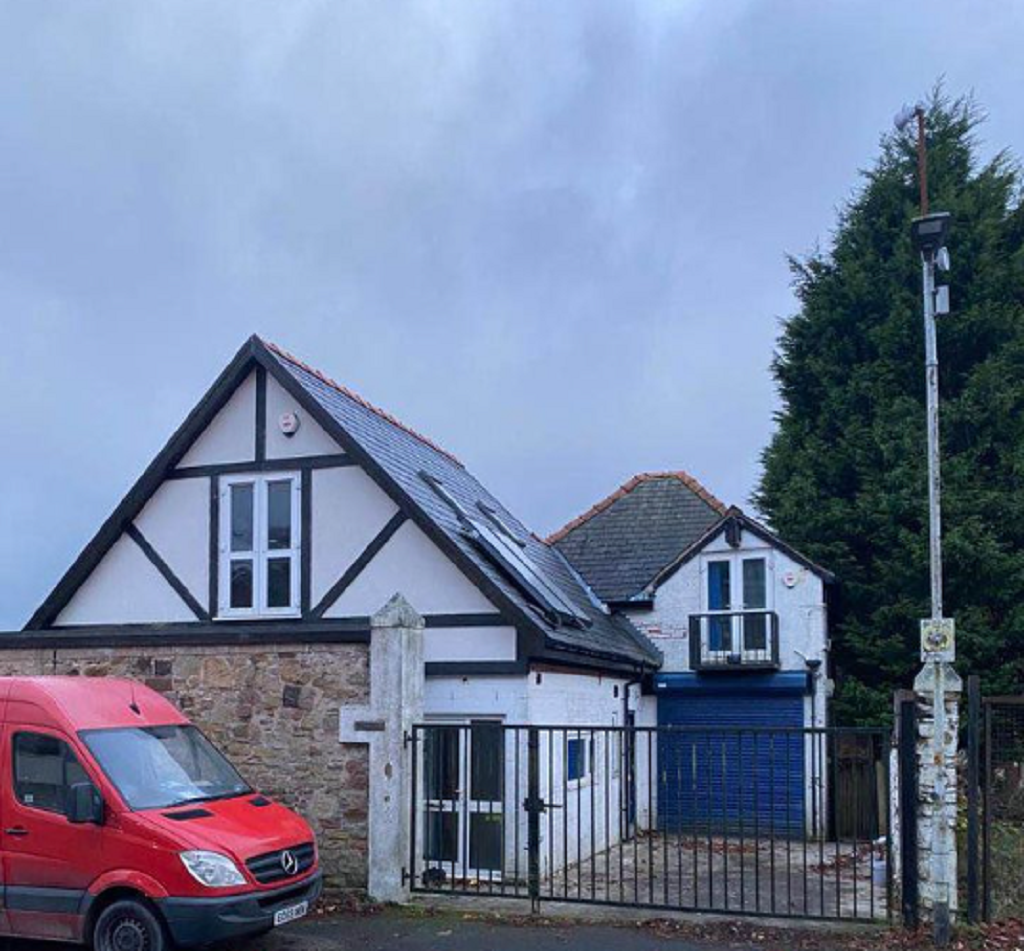 Light industrial to let in Adelaide Terrace, Blackburn, Greater