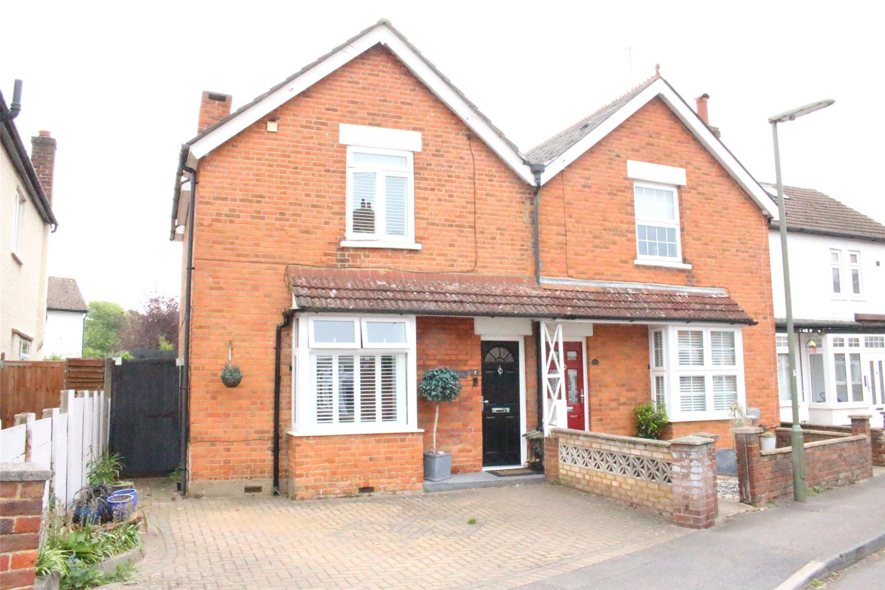 3 bed semidetached house for sale in Liberty Hall Road, Addlestone