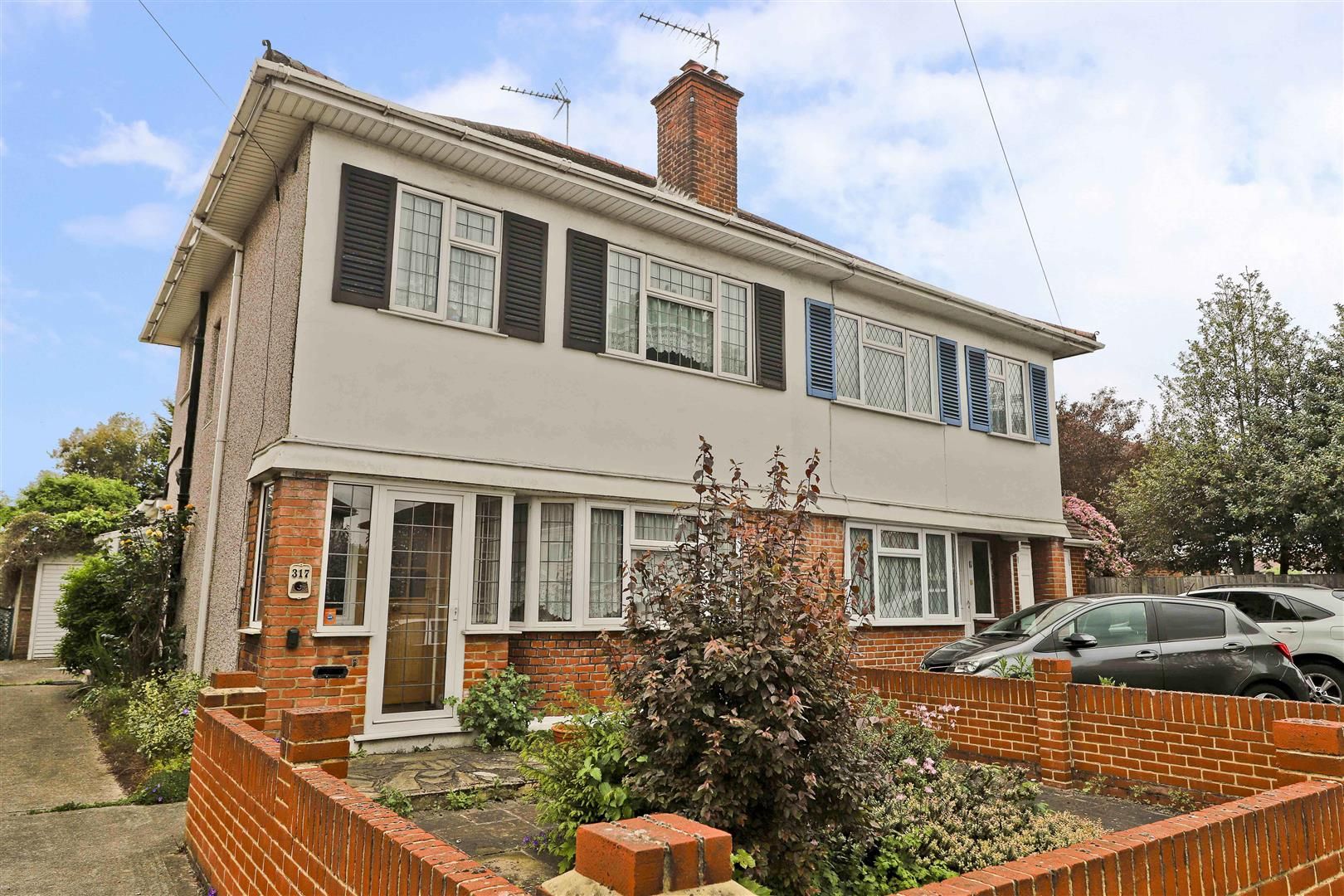 3 bed semidetached house for sale in Balmoral Drive, North Hayes UB4