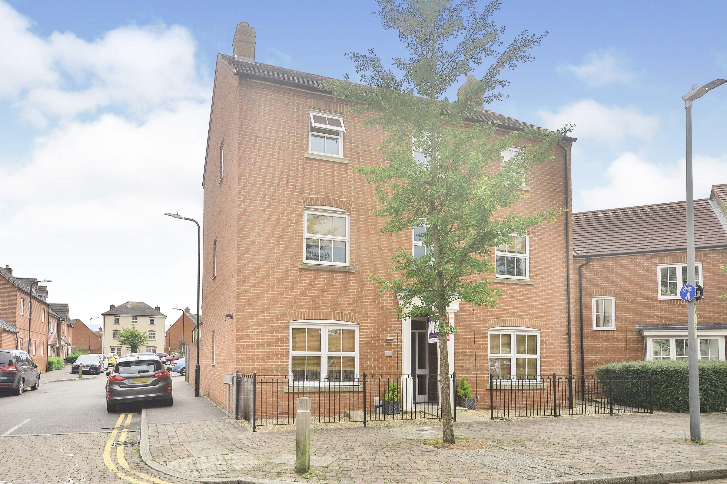 6 bed end terrace house for sale in Bluebell Road, Kingsnorth, Ashford