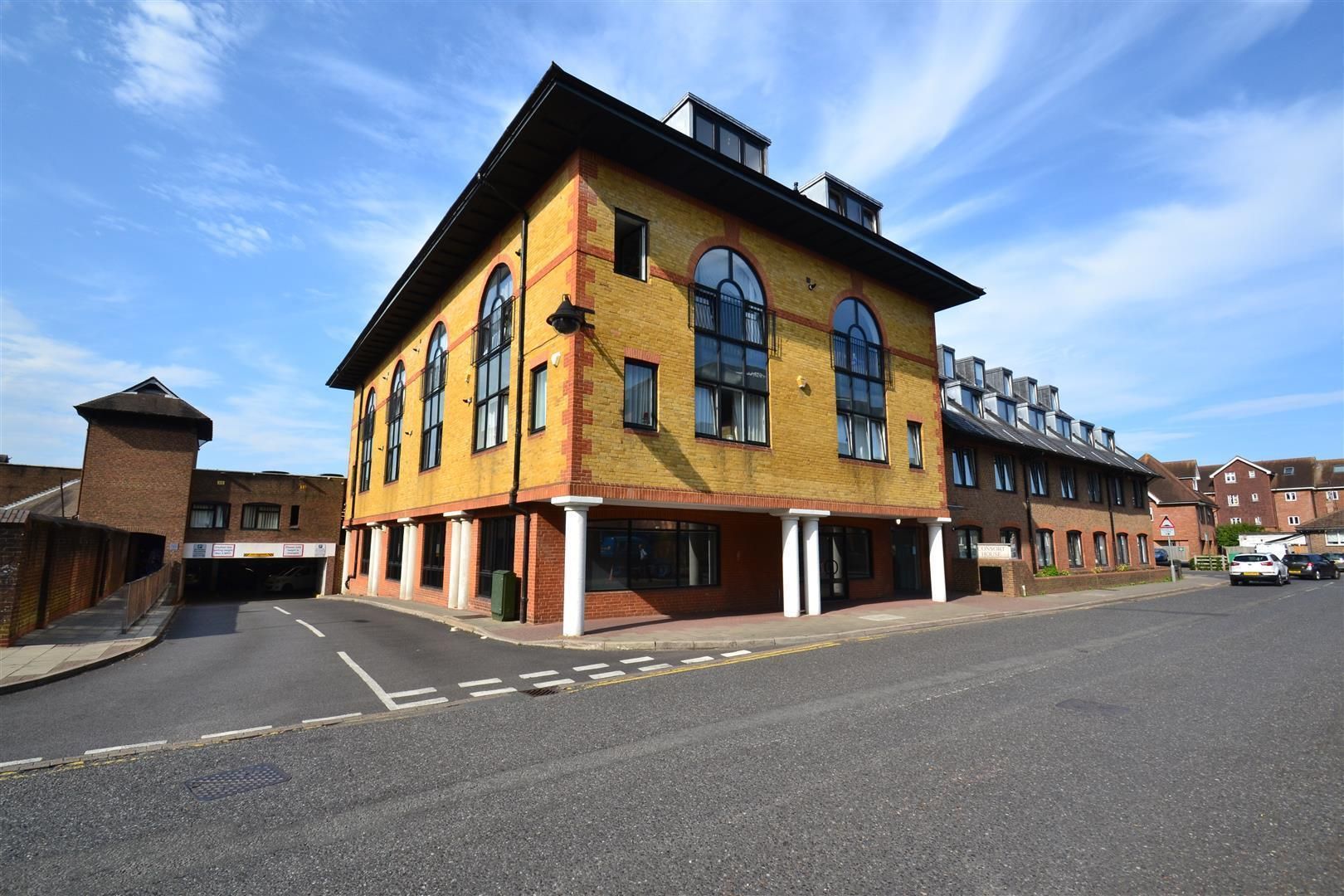 2 bed flat to rent in Consort Way, Horley RH6 Zoopla