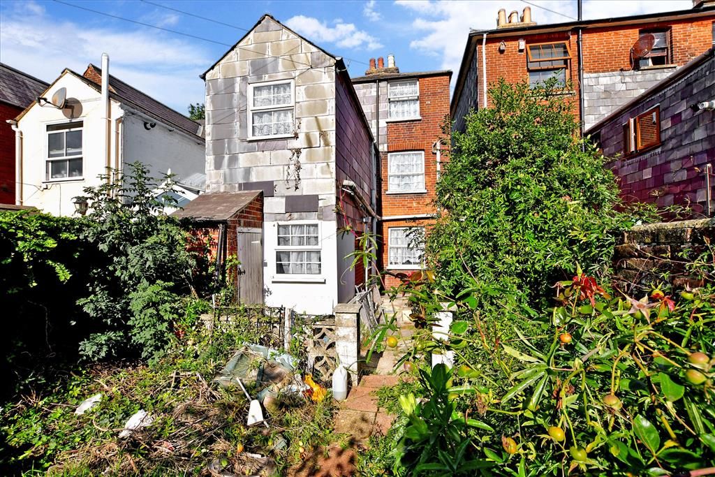 4 bed end terrace house for sale in Carisbrooke Road, Newport, Isle Of