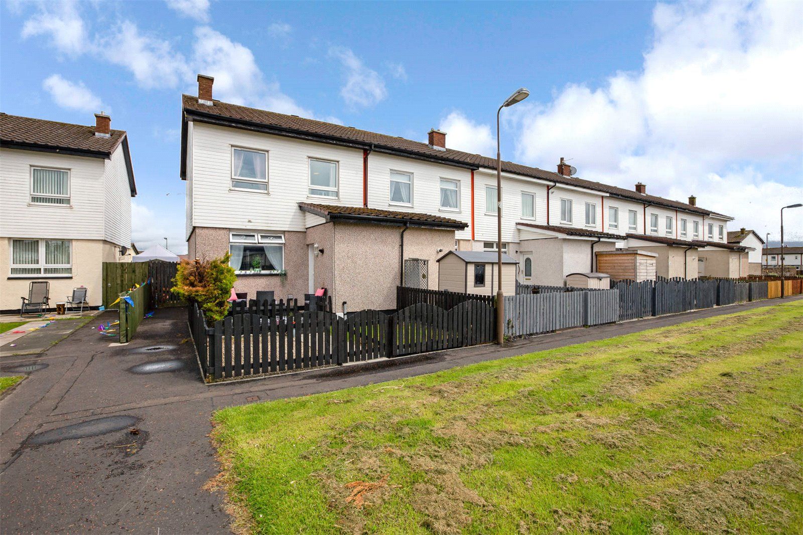 3 bed end terrace house for sale in Rowan Street, Blackburn, Bathgate