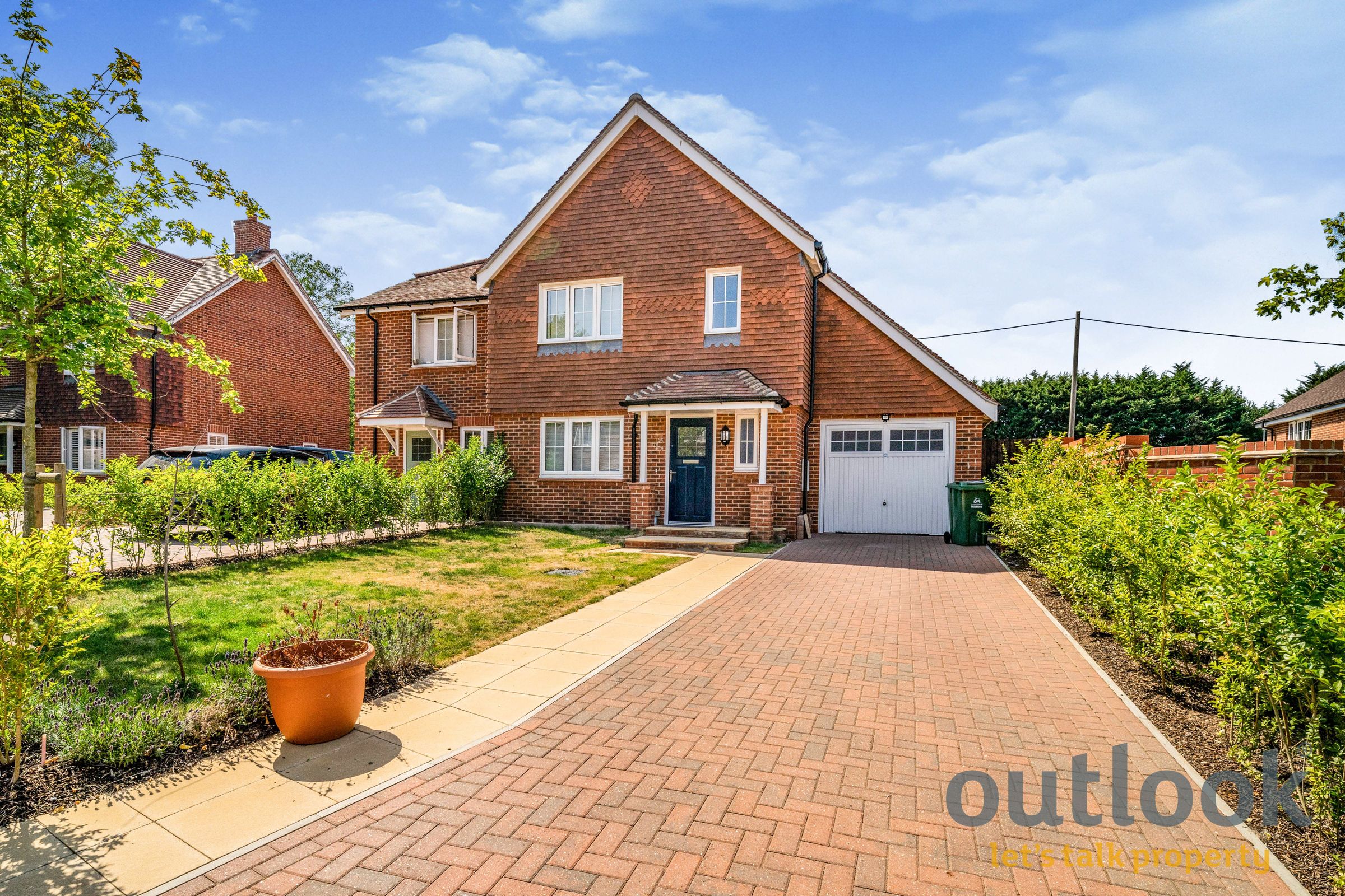 3 bed semidetached house to rent in Hazelfield Way, Cheshunt, Waltham