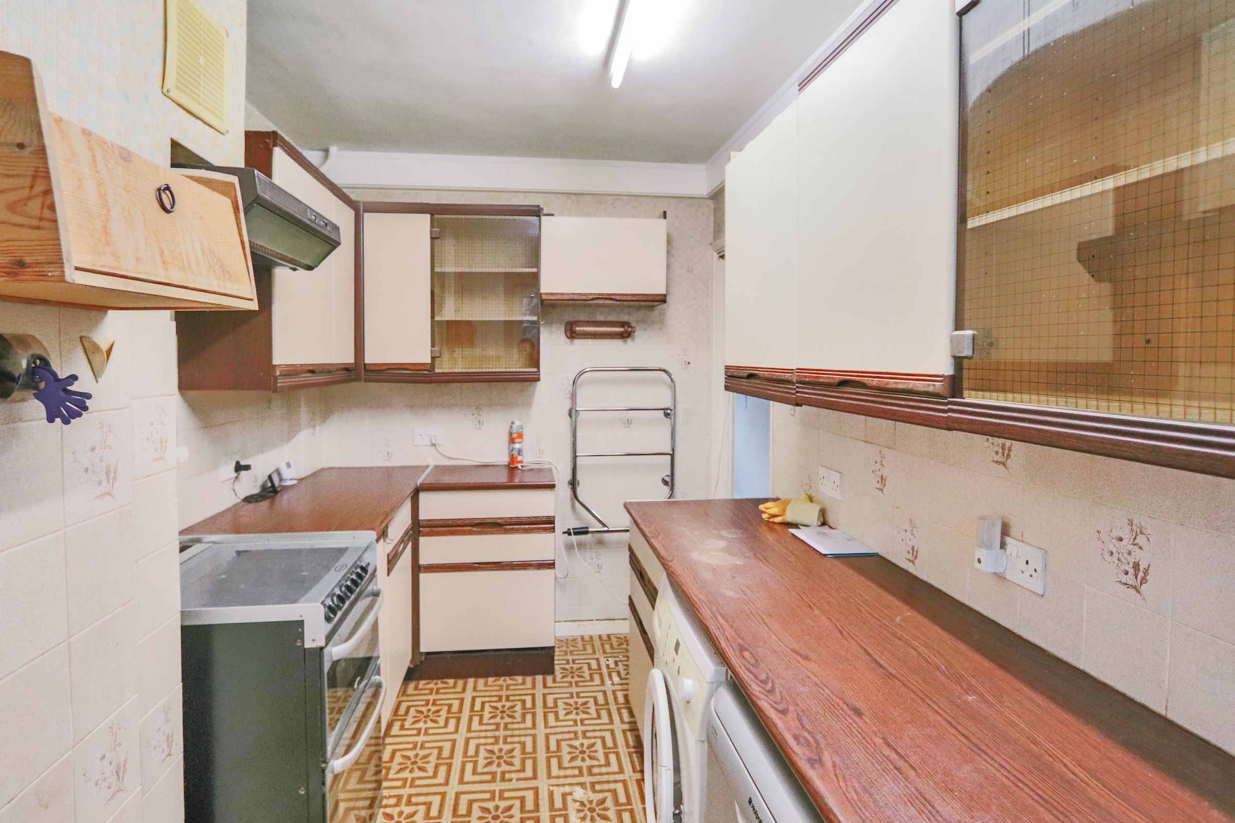 2 bed flat for sale in Stafford Road, Caterham CR3 Zoopla