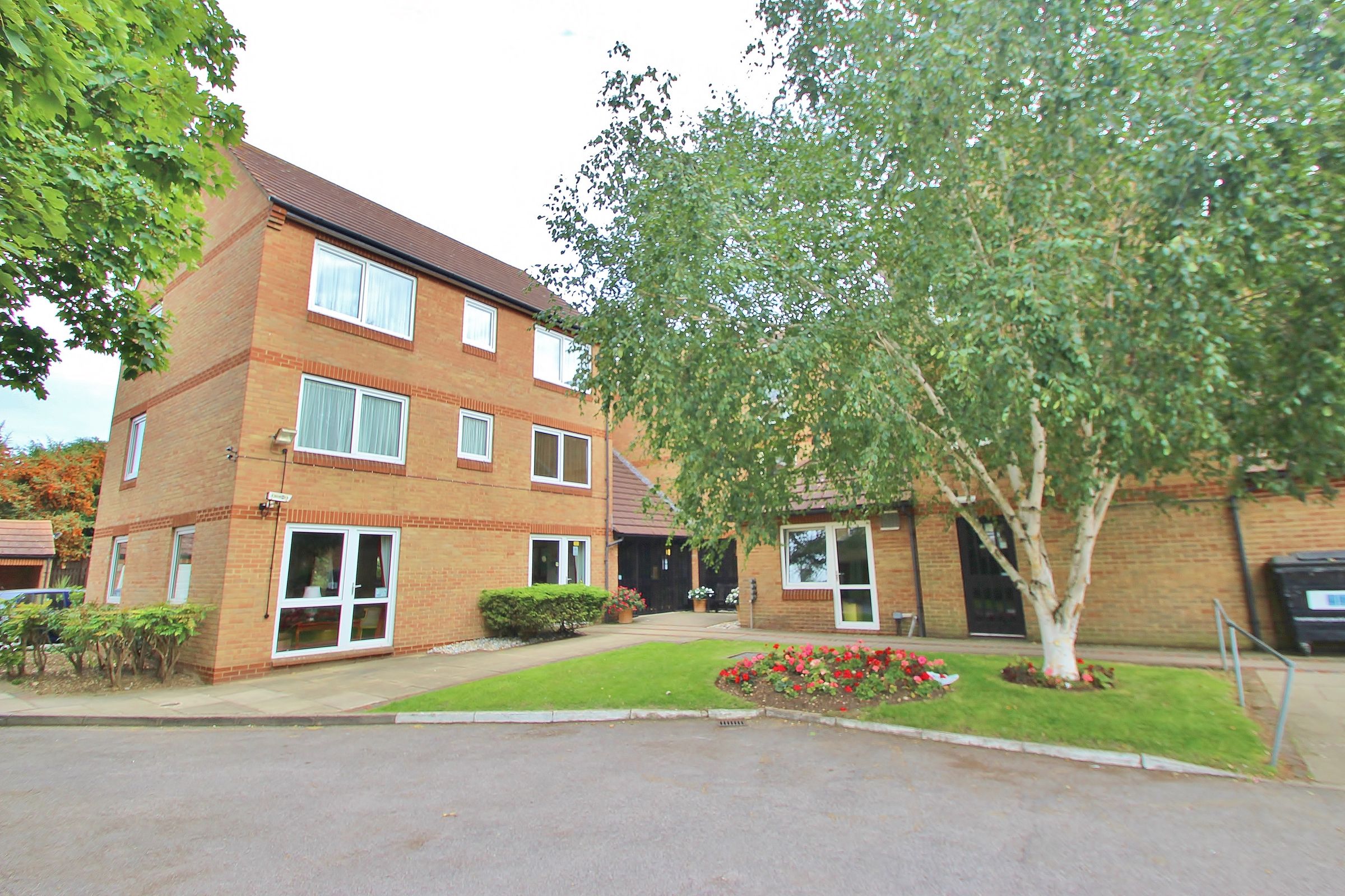 2 bed flat to rent in Beehive Lane, Ilford IG4 Zoopla