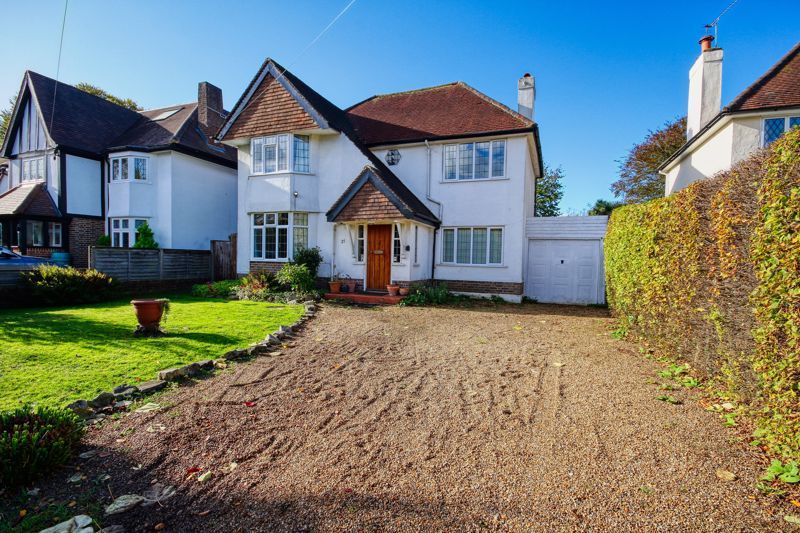 4 bed linkdetached house for sale in Newlands Avenue, Thames Ditton