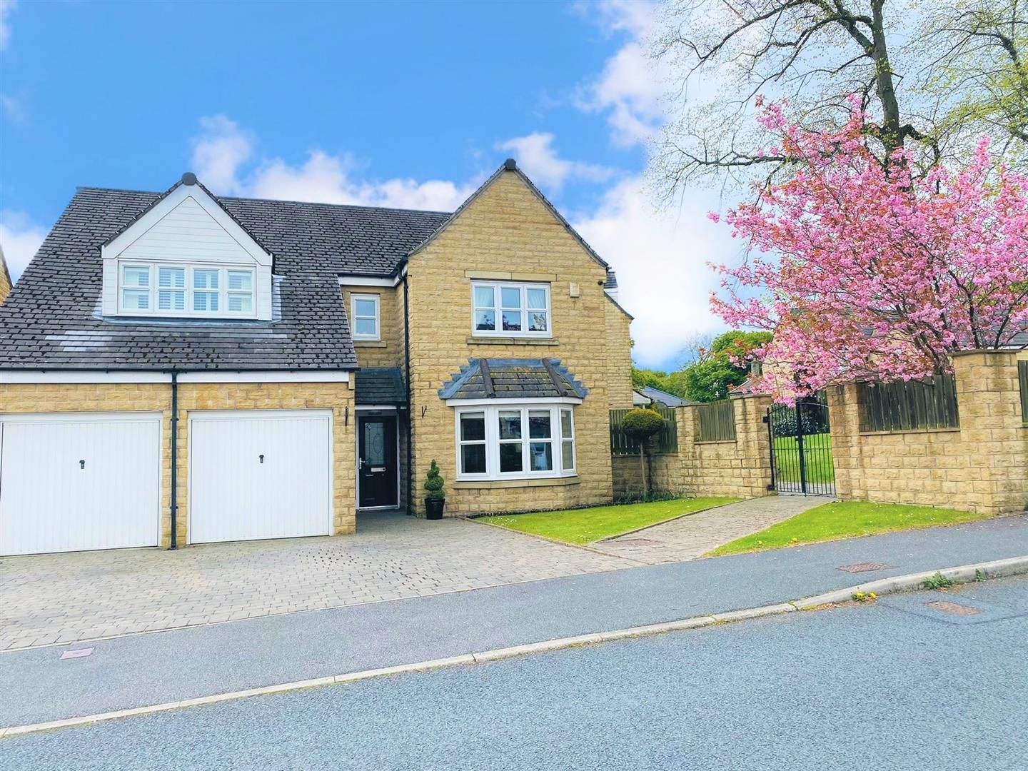 4 bed detached house for sale in Mulberry Way, Northowram, Halifax HX3