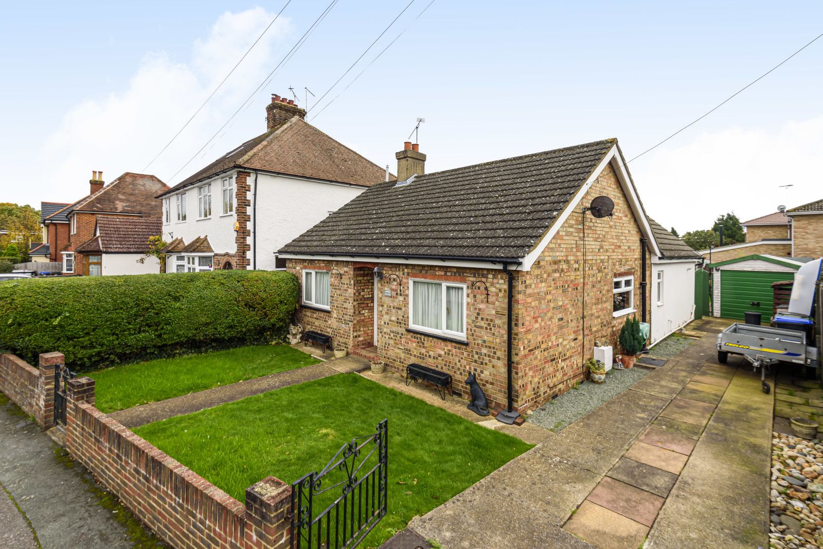 2 bed bungalow for sale in Binfield Road, Byfleet KT14 Zoopla