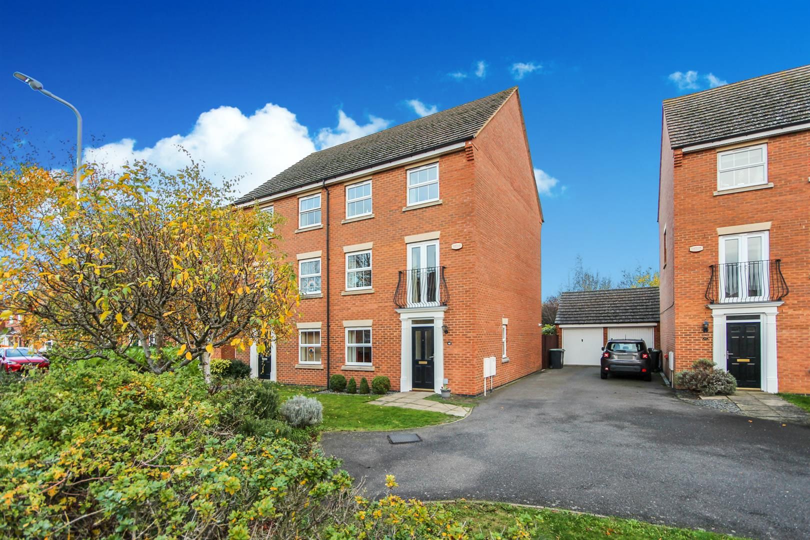 4 bed semidetached house for sale in Sunningdale Drive, Rushden NN10