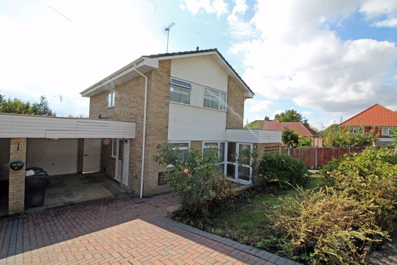 3 bed linkdetached house for sale in Croham Mount, Sanderstead, South