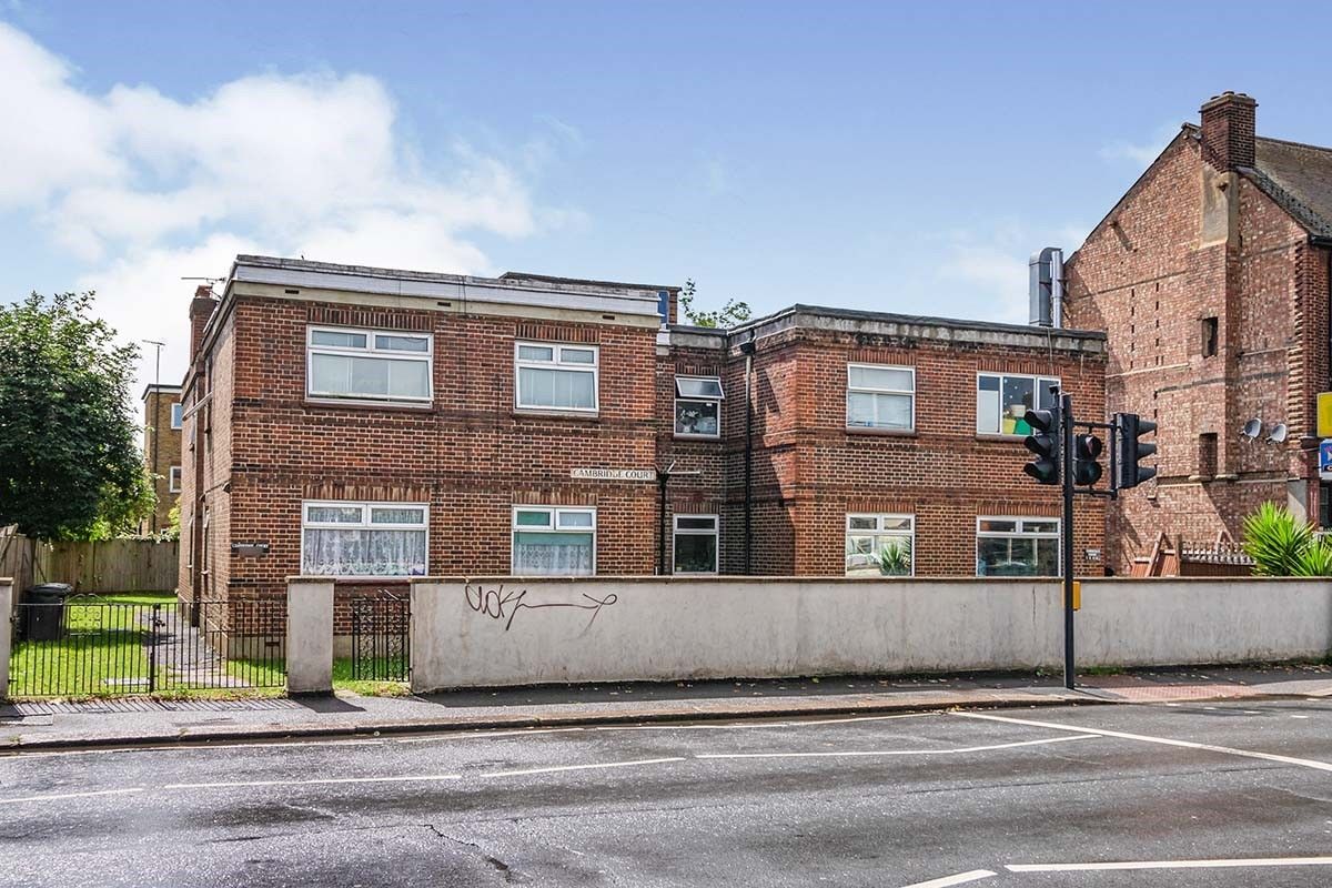 2 bed flat to rent in Cambridge Road, Kingston Upon Thames, Surrey KT1