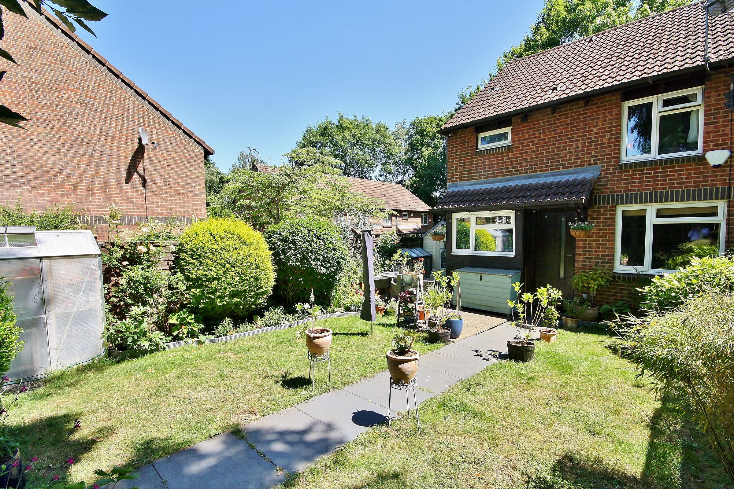 1 bed end terrace house for sale in Overthorpe Close, Knaphill, Woking