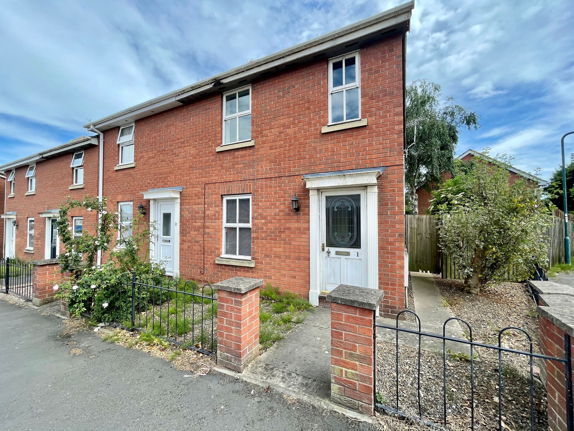 3 bed end terrace house for sale in Hallcroft Court, Shrewsbury SY1