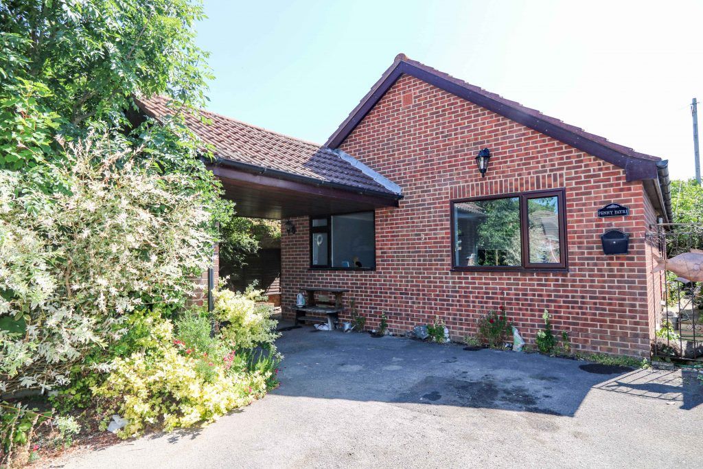 3 bed detached bungalow for sale in b Lane, Hayling Island PO11 Zoopla