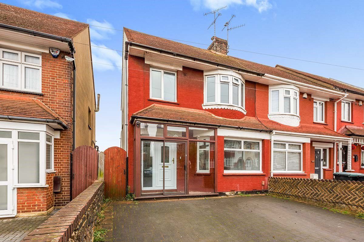 3 bed terraced house to rent in Milroy Avenue, Northfleet, Gravesend