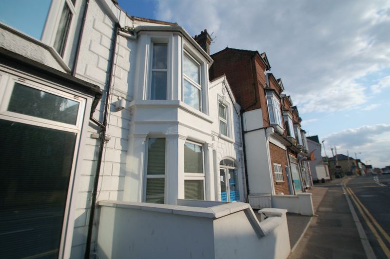 2 bed flat to rent in Station Road, Addlestone KT15 Zoopla