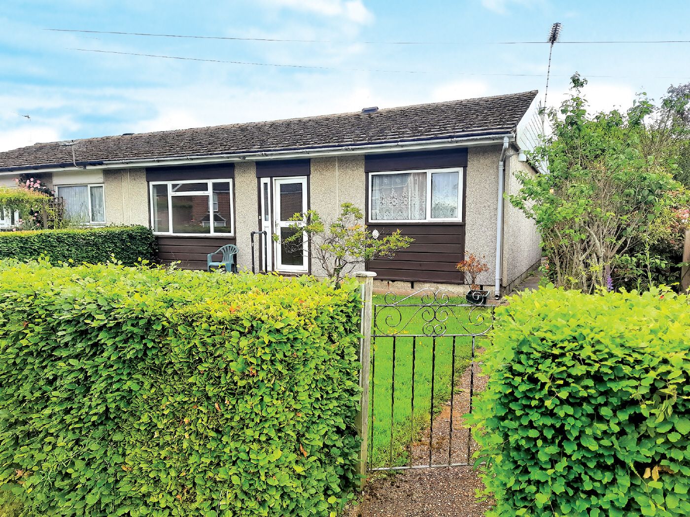 2 bed semidetached bungalow for sale in Stone Cross Road, Crowborough